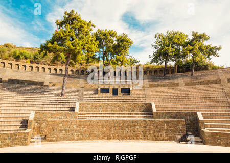 Vue panoramique de l'ancien amphithéâtre à Marmaris Ville. Reconstruit en pierre en plein air théâtre. Marmaris est une destination touristique populaire en Turquie Banque D'Images