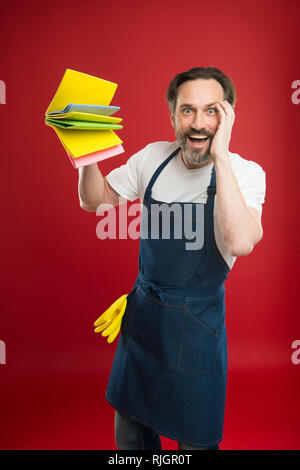 Service de nettoyage et de service à la personne. L'homme en tablier avec des gants éponges. La demande de surface des soins spéciaux. Journée de nettoyage d'aujourd'hui. Accueil nettoyage barbu. La garde de la propreté et l'ordre. Banque D'Images