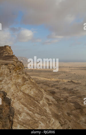 Des falaises spectaculaires et des nuages sur une simple vue d'un plateau près de la côte dans le sultanat d'Oman Banque D'Images