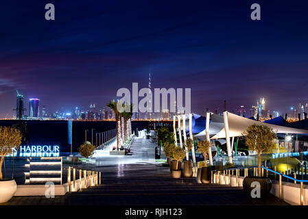 Dubaï, Émirats arabes unis - 10 janvier 2019 : le port de Dubai Creek vue vue sur les gratte-ciels de Dubaï de nuit Banque D'Images