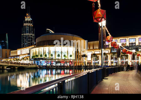 Dubaï, Émirats Arabes Unis - 4 Février, 2018 : Dubaï Mall à l'extérieur de ronde avec les touristes et les visiteurs, étant l'une des principales attractions de voyage D Banque D'Images