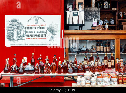 Montréal, Canada - Juin 2018 : bouteilles de sirop d'érable sur le comptoir d'un magasin boutique l'été dans le vieux port, Montréal, Québec, Canada. Éditorial. Banque D'Images