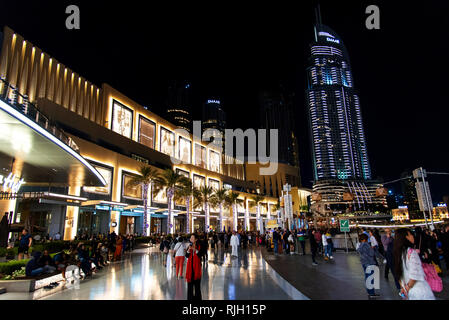 Dubaï, Émirats Arabes Unis - 4 Février, 2018 : de monde Dubaï Mall à l'extérieur pleine de touristes et visiteurs comme l'une des principales attractions de voyage du Banque D'Images