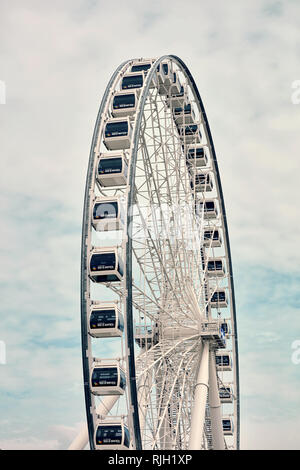 Montréal, Canada - Juin 2018 : Grande Roue de Montréal (La Grande Roue de Montréal) contre un fond nuageux. Éditorial. Banque D'Images
