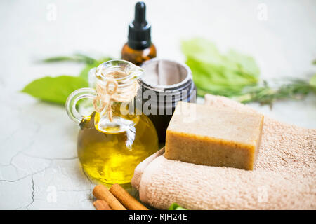 Cosmétique Bio ingrédients avec l'huile d'olive, savon naturel, masque d'argile, serviette, traitements holistiques naturels ingrédients Banque D'Images