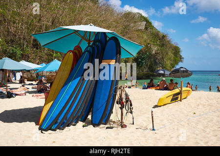 Parasol couvrant les planches sur la plage de Padang, Bali, Indonésie Banque D'Images