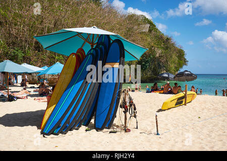 Parasol couvrant les planches sur la plage de Padang, Bali, Indonésie Banque D'Images