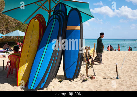 Parasol couvrant les planches sur la plage de Padang, Bali, Indonésie Banque D'Images