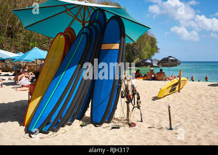 Parasol couvrant les planches sur la plage de Padang, Bali, Indonésie Banque D'Images