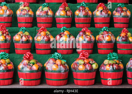 Des paniers de fruits de Noël sur les étagères Banque D'Images