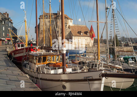 Bateaux à voile colorés amarrés sur St Catherine's Quay par le vieux port de Honfleur, Normandie, France. Banque D'Images