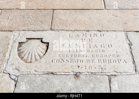 Chemin St Shell symbole et texte gravé dans un pavé de l'Obradoiro, Santiago de Compostelle, Galice, Espagne. Camino de Santiago, Pilgrim Banque D'Images