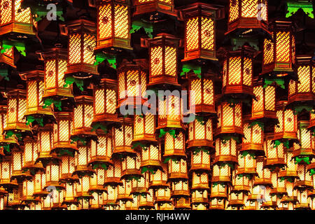 Lanternes asiatiques un plafond suspendu de Banque D'Images