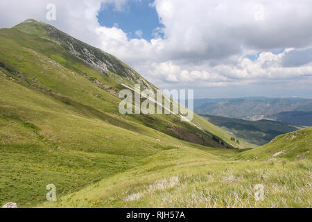 Vue depuis la crête de montagne Ostrovica / Ostrovice en Albanie Banque D'Images