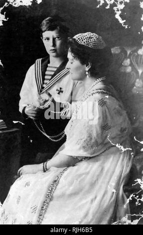 Photographie de la Tsarine de Russie, Alexandra avec son fils, le tsarévitch Alexis. 1913 Banque D'Images