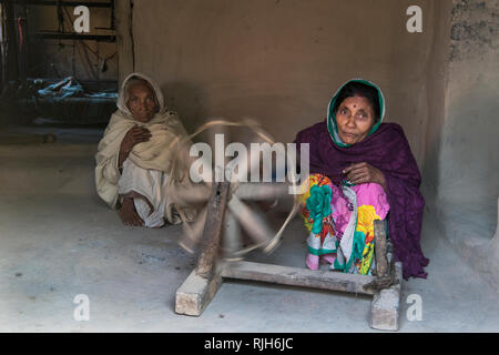 L'image de Dame avec tisserand à la roue qui tourne à Purulia, Bengale occidental, Inde Banque D'Images