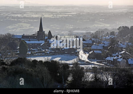 Crich village dans la neige avec l'église St Mary Banque D'Images