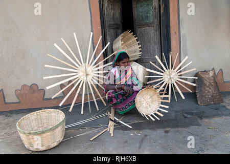 L'image de dame faire des paniers en bambou Purulia, Bengale occidental, Inde Banque D'Images