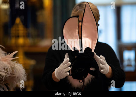 Un membre du personnel ajuste un chapeau conçu pour Kate Moss (2014) par modiste Stephen Jones lors du lancement de Chinoiserie-sur-Mer exposition qui va remplir les chambres du Royal Pavilion, Brighton, East Sussex, avec des dizaines de chapeaux confectionnés par Jones tout au long de sa carrière de 40 ans. Banque D'Images