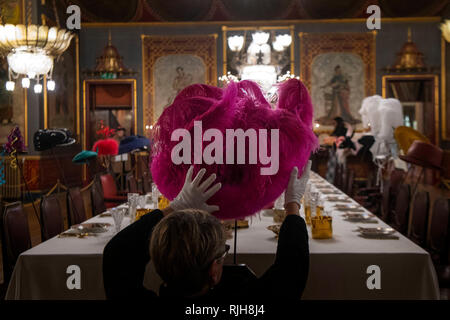 Un membre du personnel ajuste un chapeau conçu pour Lady Gaga (2012) par modiste Stephen Jones lors du lancement de Chinoiserie-sur-Mer exposition qui va remplir les chambres du Royal Pavilion, Brighton, East Sussex, avec des dizaines de chapeaux confectionnés par Jones tout au long de sa carrière de 40 ans. Banque D'Images