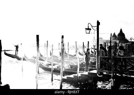 Vue depuis la Riva degli Schiavoni à travers le Canale di San Marco, Chiesa di San Giorgio Maggiore e Chistri et Campanile di San Pancrazio, Venise, Italie Banque D'Images