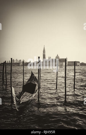 Vue depuis la Riva degli Schiavoni à travers Canale di San Marco à la Chiesa di San Giorgio Maggiore e, le Campanile d'intérêt Battistero di San Giorgio, Venise, Italie Banque D'Images