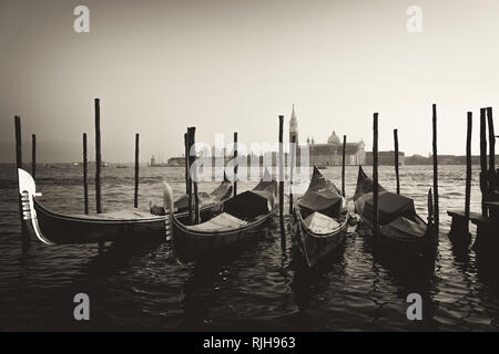 Vue depuis la Riva degli Schiavoni à travers Canale di San Marco à la Chiesa di San Giorgio Maggiore e, le Campanile d'intérêt Battistero di San Giorgio, Venise, Italie Banque D'Images