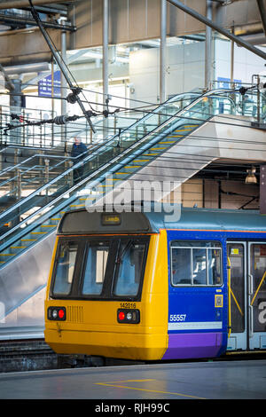 La classe 142 dans Northern Rail livery en attente à la gare de Leeds en Angleterre. Banque D'Images