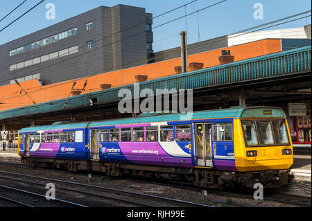 La classe 142 dans le Nord de la livrée du rail à la gare d'attente en Angleterre. Banque D'Images