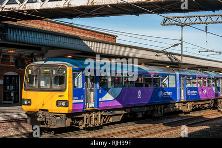 Pacer 144 classe train diesel livrée dans le Nord de l'attente à une station, sur le chemin de Leeds, Royaume-Uni. Banque D'Images