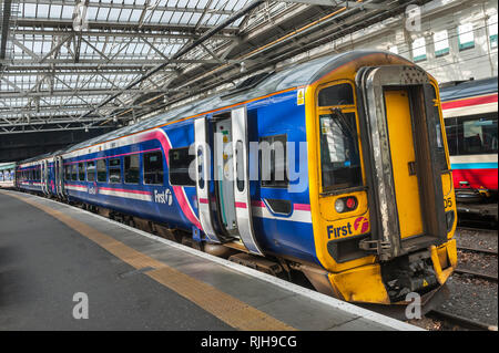 Class 158 sprinter express train de passagers en première ScotRail livery en attente à une gare ferroviaire de la plate-forme dans le Royaume-Uni. Banque D'Images