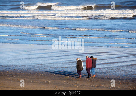 Les promeneurs sur la plage à Seaton Carew, Hartlepool, County Durham, Royaume-Uni, Banque D'Images