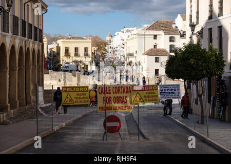 Puente Nuevo, nouveau pont, de la vieille ville, côté rue fermée pour travaux routiers, Ronda, Malaga, Andalousie, Espagne, Banque D'Images