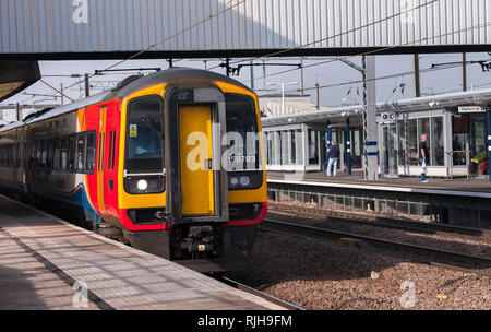 Class 158 sprinter express train de passagers dans la région de East Midlands Trains livery en attente à une gare ferroviaire de la plate-forme dans le Royaume-Uni. Banque D'Images