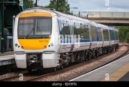 Le train de voyageurs de la classe 168 Clubman dans Chiltern Railways livery attendant à un quai de la gare au Royaume-Uni. Banque D'Images