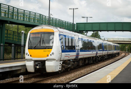 Le train de voyageurs de la classe 168 Clubman dans Chiltern Railways livery attendant à un quai de la gare au Royaume-Uni. Banque D'Images