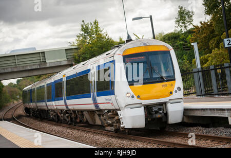 Le train de voyageurs de la classe 168 Clubman dans Chiltern Railways livery attendant à un quai de la gare au Royaume-Uni. Banque D'Images