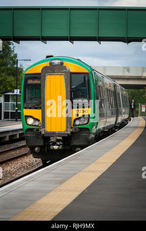 Le train de voyageurs de la classe 172 Turbostar dans London Midland livery attendant à un quai de la gare au Royaume-Uni. Banque D'Images