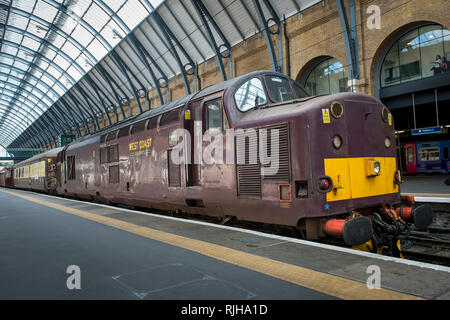 Chemins de fer de la côte ouest de la locomotive du patrimoine en attente à une plate-forme de Londres à la gare de Kings Cross, Londres, Angleterre. Banque D'Images