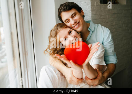 Couple amoureux un cadeau montres boîte coeur pour la Saint-Valentin. Banque D'Images