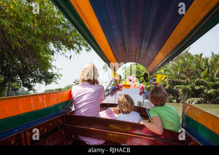 Mère avec fils on boat Banque D'Images