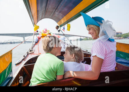 Mère avec fils on boat Banque D'Images