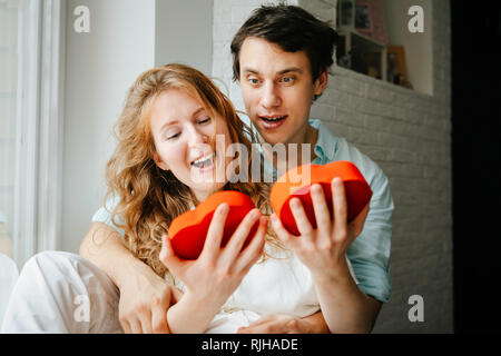 Couple amoureux un cadeau montres boîte coeur pour la Saint-Valentin. Banque D'Images