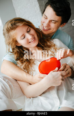 Couple amoureux un cadeau montres boîte coeur pour la Saint-Valentin. Banque D'Images