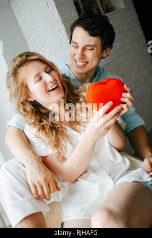 Couple amoureux un cadeau montres boîte coeur pour la Saint-Valentin. Banque D'Images