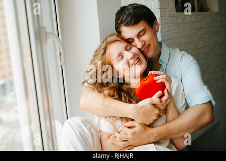 Couple amoureux un cadeau montres boîte coeur pour la Saint-Valentin. Banque D'Images