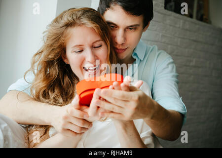 Couple amoureux un cadeau montres boîte coeur pour la Saint-Valentin. Banque D'Images