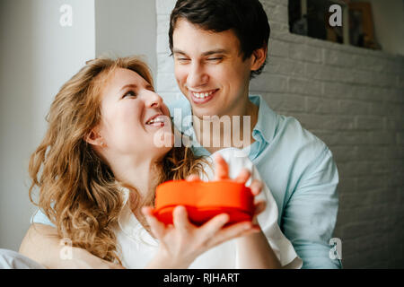 Couple amoureux un cadeau montres boîte coeur pour la Saint-Valentin. Banque D'Images