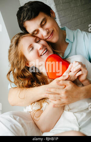 Couple amoureux un cadeau montres boîte coeur pour la Saint-Valentin. Banque D'Images