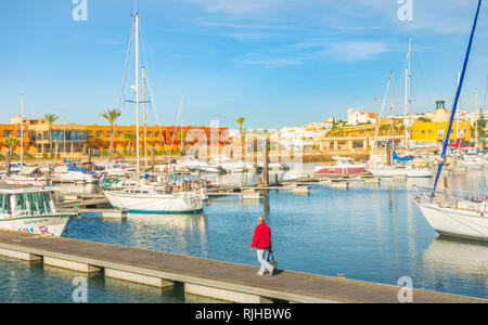 Yachts et de condominium, marina de Portimao Banque D'Images